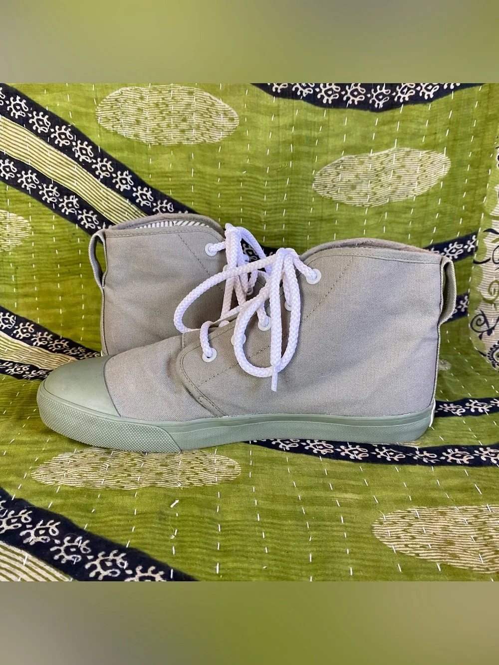 Bangs Sage Canvas Floral Bmbroidered Goblincore Cottage High Top Sneakers Size 9